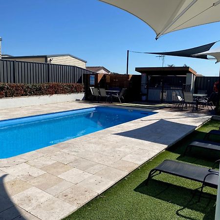 Hotel Crestview Tourist Park Queanbeyan Esterno foto