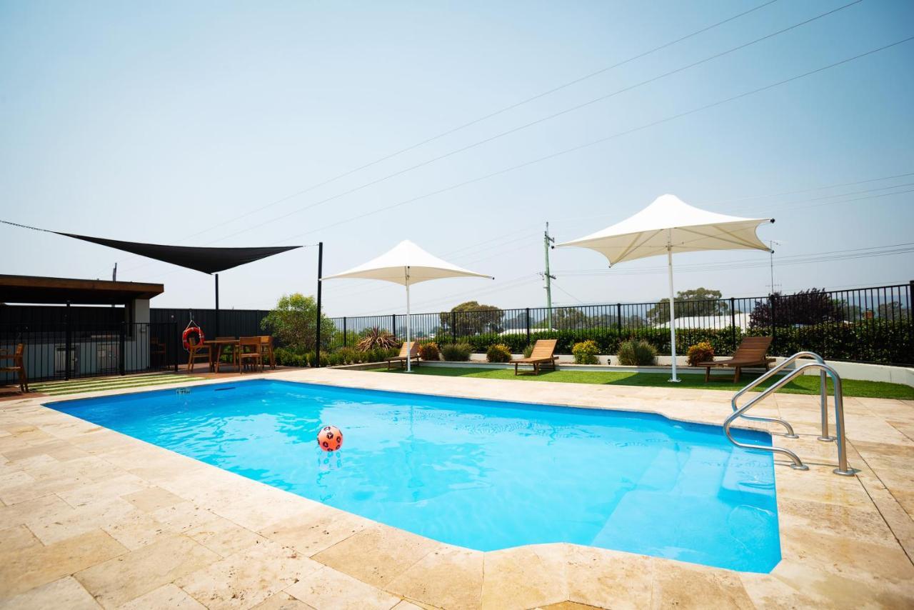 Hotel Crestview Tourist Park Queanbeyan Esterno foto